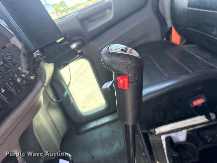 image for item ET6036 2013 Peterbilt 365 semi truck