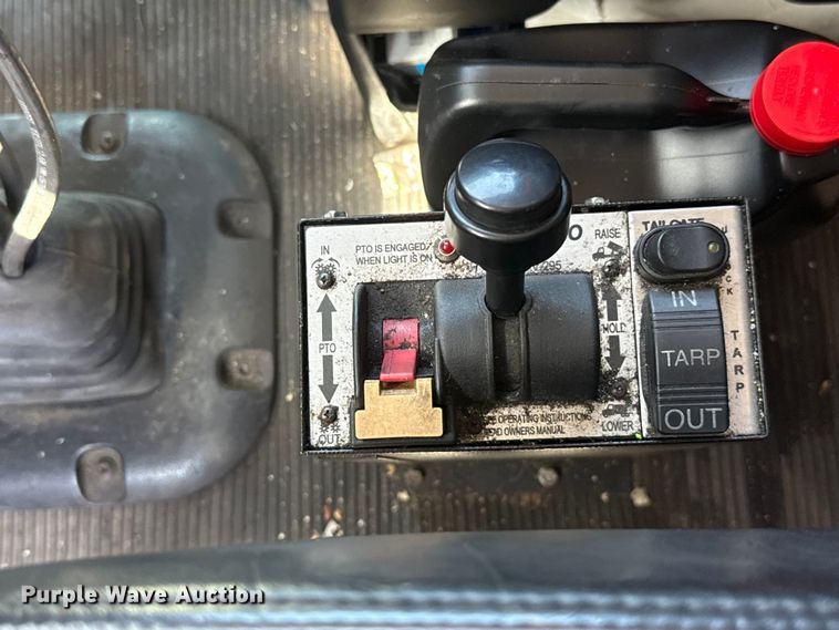 image for item ET6036 2013 Peterbilt 365 semi truck