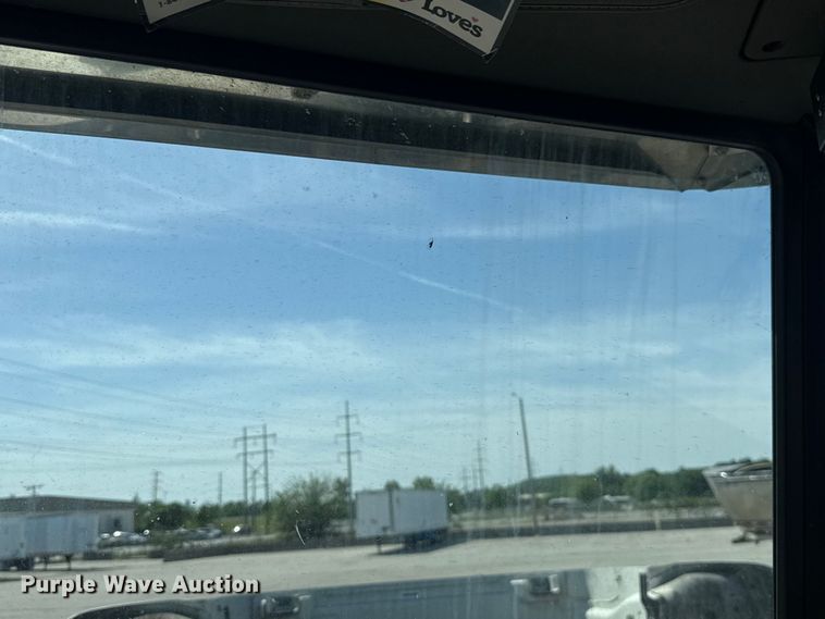 image for item ET6036 2013 Peterbilt 365 semi truck