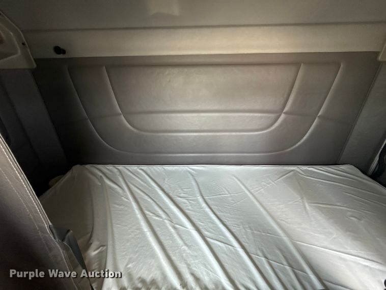 image for item ET6036 2013 Peterbilt 365 semi truck