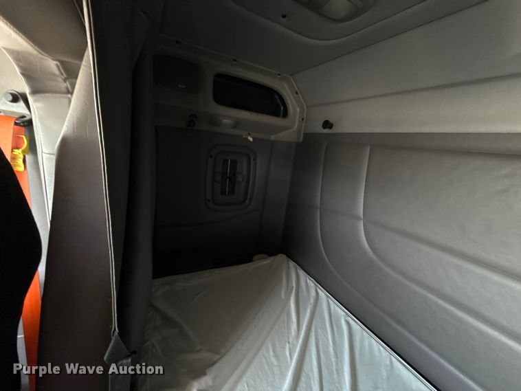 image for item ET6036 2013 Peterbilt 365 semi truck