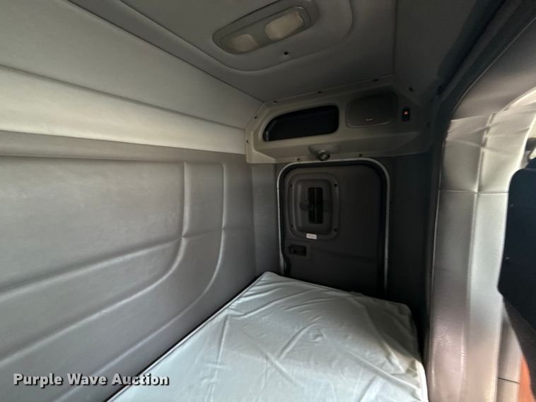 image for item ET6036 2013 Peterbilt 365 semi truck