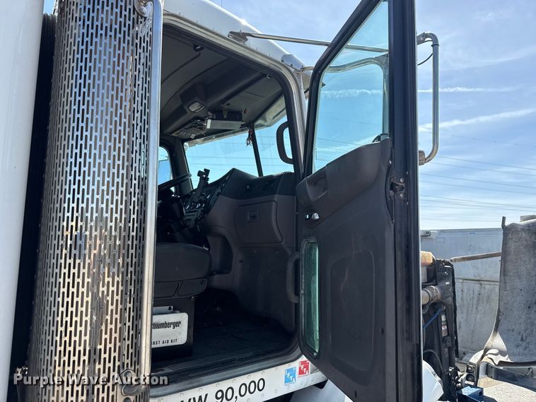 image for item ET6036 2013 Peterbilt 365 semi truck