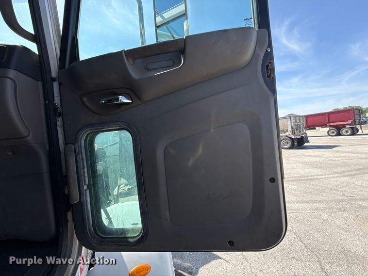 image for item ET6036 2013 Peterbilt 365 semi truck