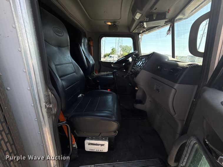 image for item ET6036 2013 Peterbilt 365 semi truck
