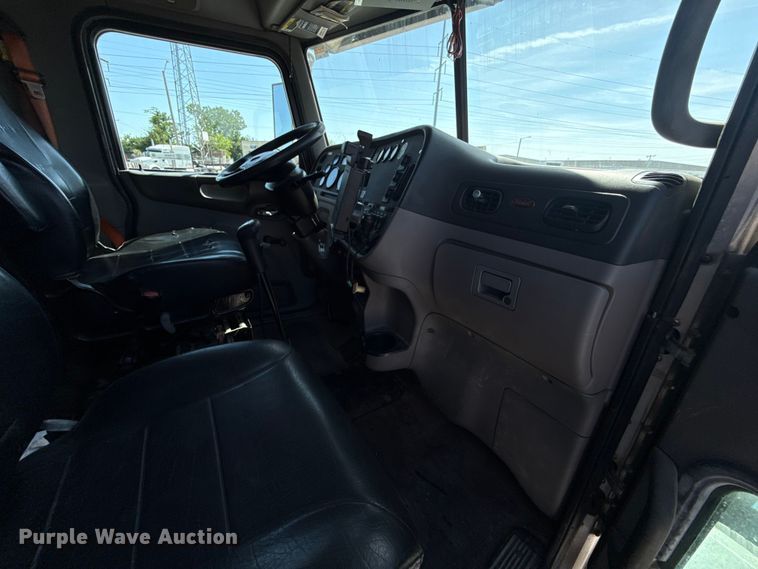 image for item ET6036 2013 Peterbilt 365 semi truck