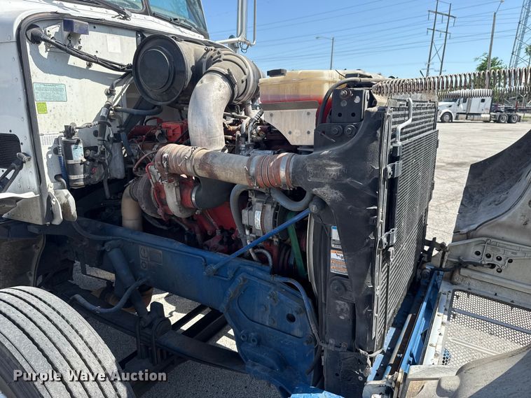 image for item ET6036 2013 Peterbilt 365 semi truck