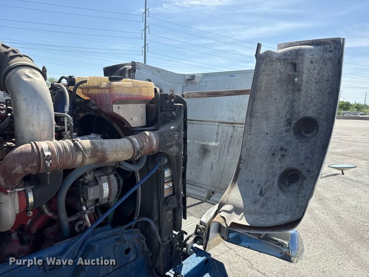 image for item ET6036 2013 Peterbilt 365 semi truck