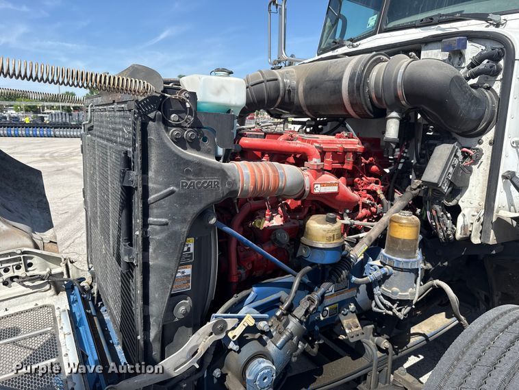 image for item ET6036 2013 Peterbilt 365 semi truck