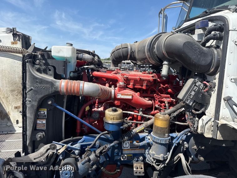 image for item ET6036 2013 Peterbilt 365 semi truck