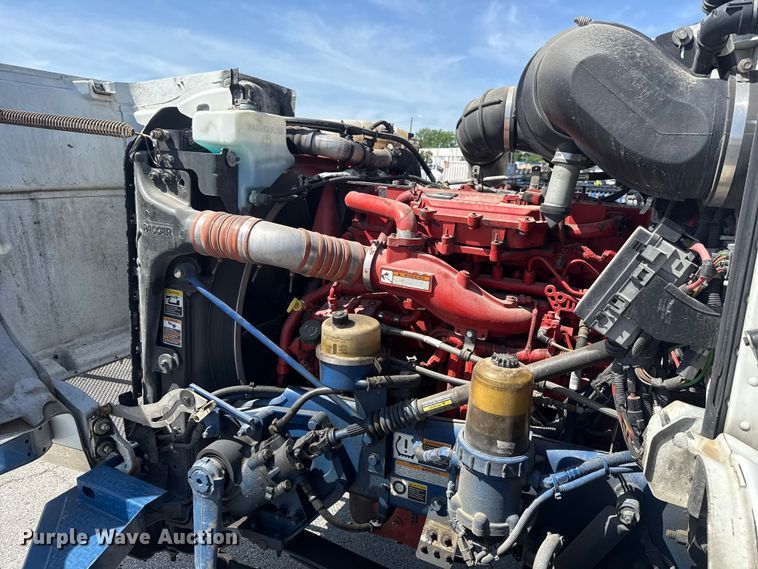 image for item ET6036 2013 Peterbilt 365 semi truck