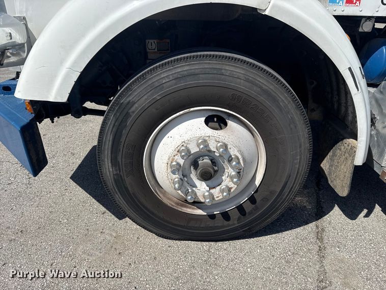 image for item ET6036 2013 Peterbilt 365 semi truck