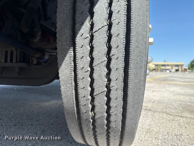 image for item ET6036 2013 Peterbilt 365 semi truck