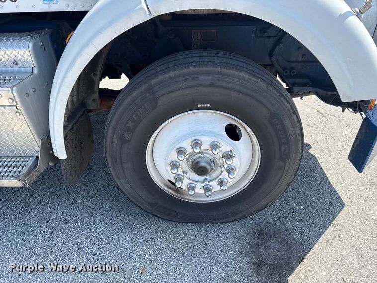 image for item ET6036 2013 Peterbilt 365 semi truck