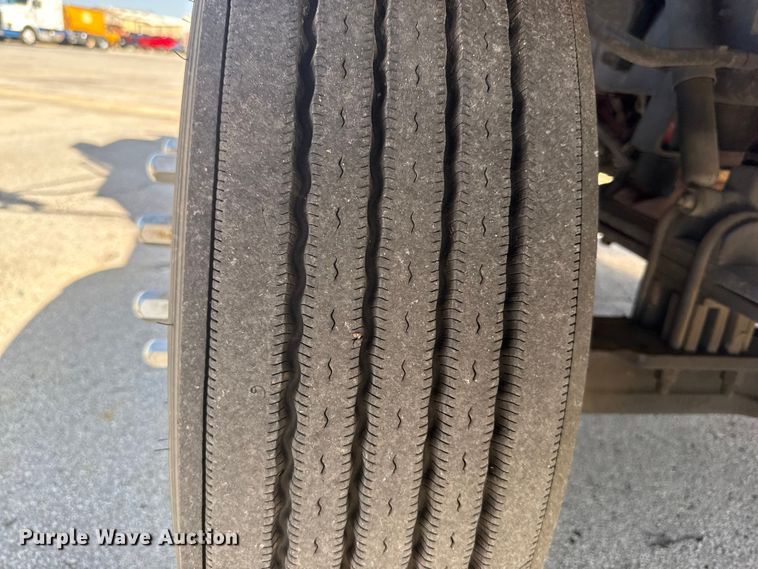 image for item ET6036 2013 Peterbilt 365 semi truck