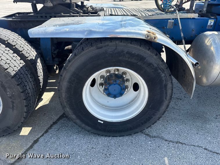 image for item ET6036 2013 Peterbilt 365 semi truck