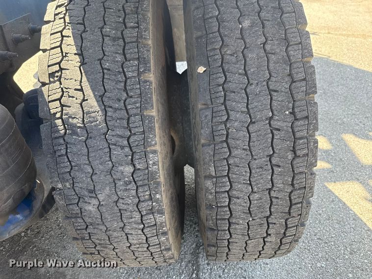 image for item ET6036 2013 Peterbilt 365 semi truck