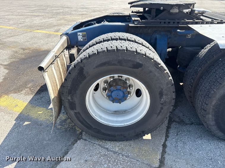 image for item ET6036 2013 Peterbilt 365 semi truck