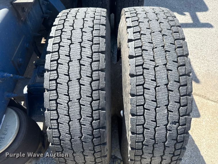 image for item ET6036 2013 Peterbilt 365 semi truck