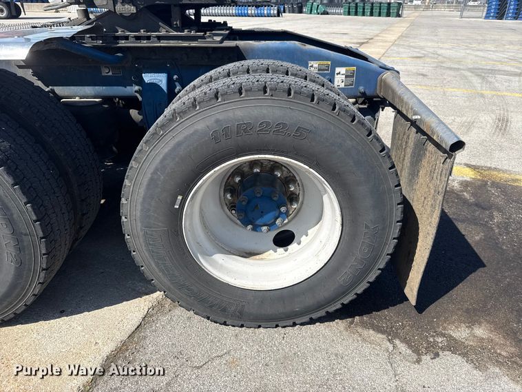 image for item ET6036 2013 Peterbilt 365 semi truck