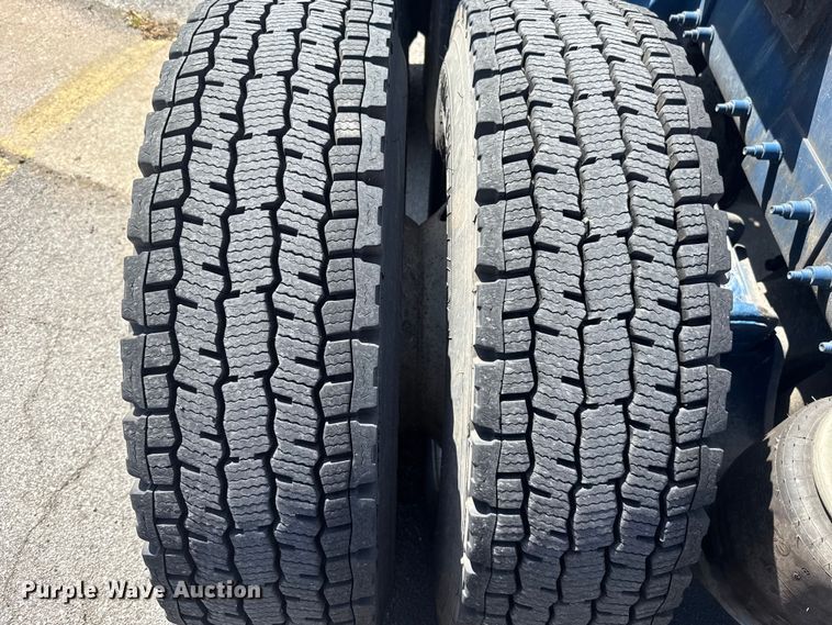 image for item ET6036 2013 Peterbilt 365 semi truck