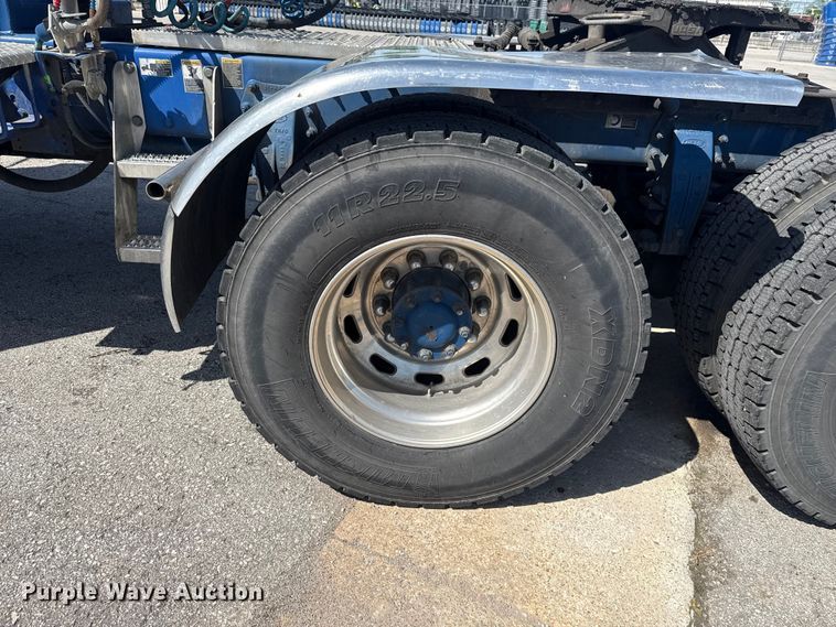 image for item ET6036 2013 Peterbilt 365 semi truck