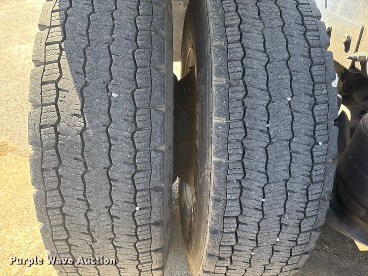 image for item ET6036 2013 Peterbilt 365 semi truck