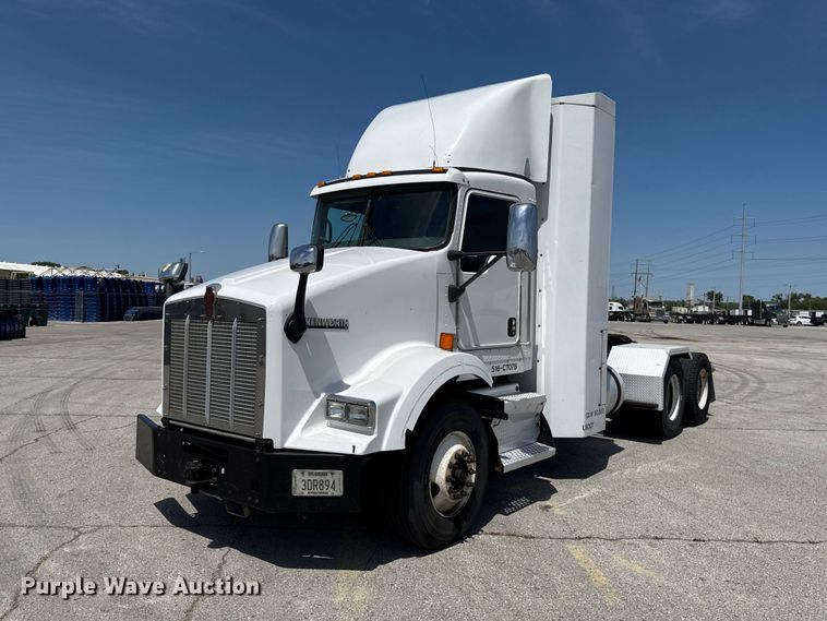 image for item ET6042 2014 Kenworth T800 semi truck