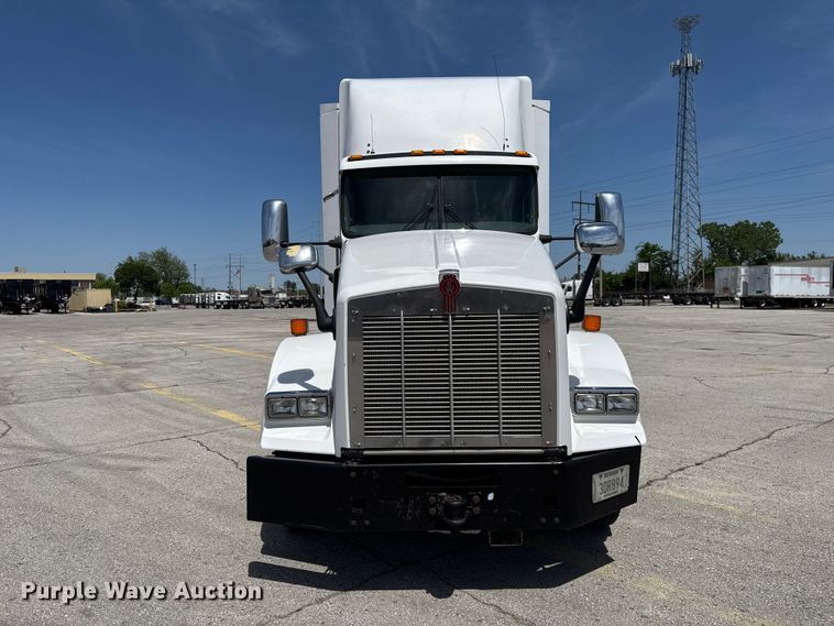image for item ET6042 2014 Kenworth T800 semi truck