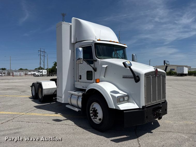 image for item ET6042 2014 Kenworth T800 semi truck