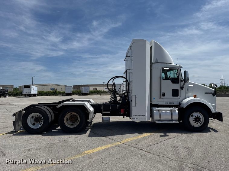image for item ET6042 2014 Kenworth T800 semi truck