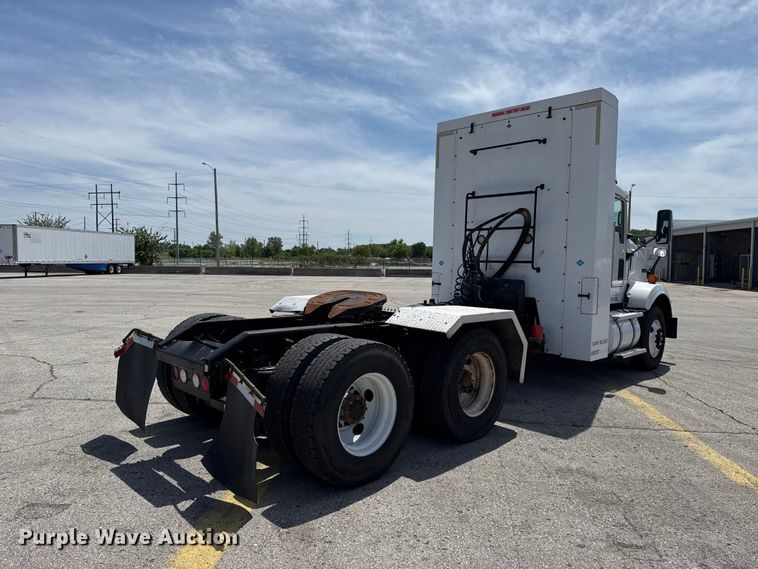 image for item ET6042 2014 Kenworth T800 semi truck