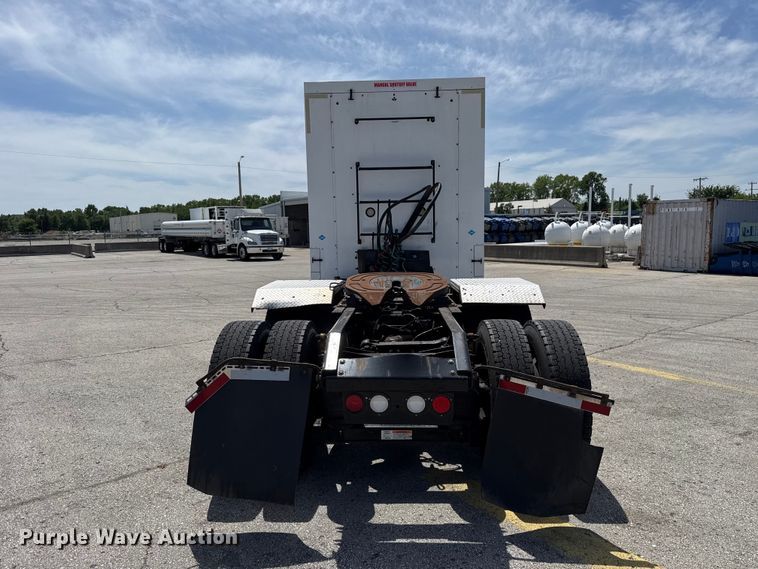 image for item ET6042 2014 Kenworth T800 semi truck