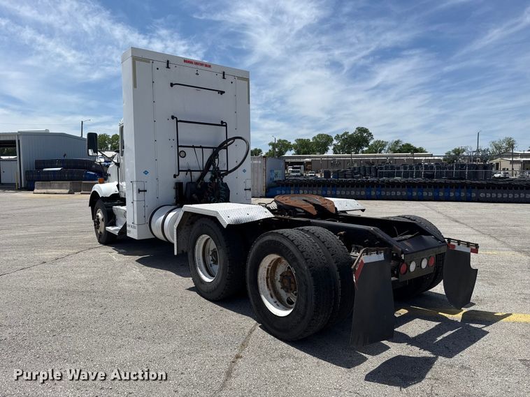 image for item ET6042 2014 Kenworth T800 semi truck