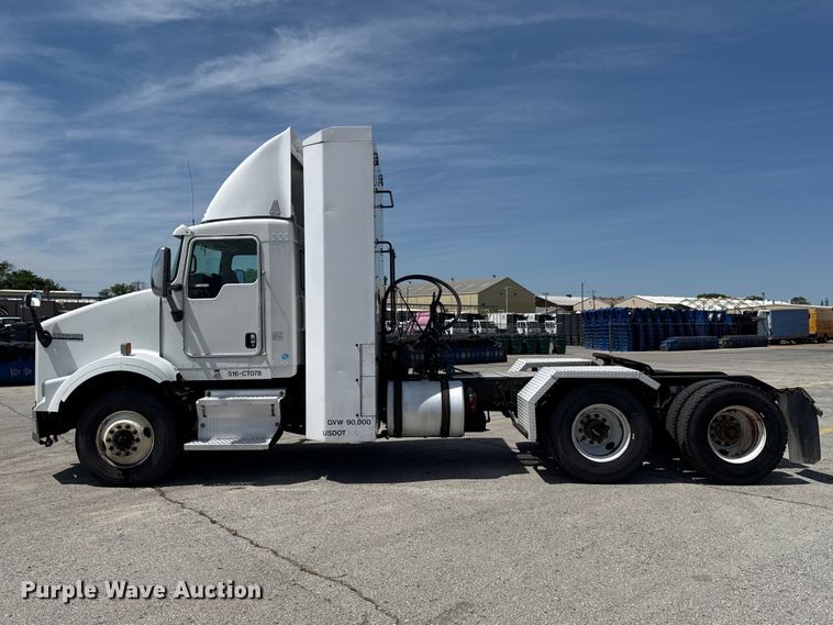 image for item ET6042 2014 Kenworth T800 semi truck
