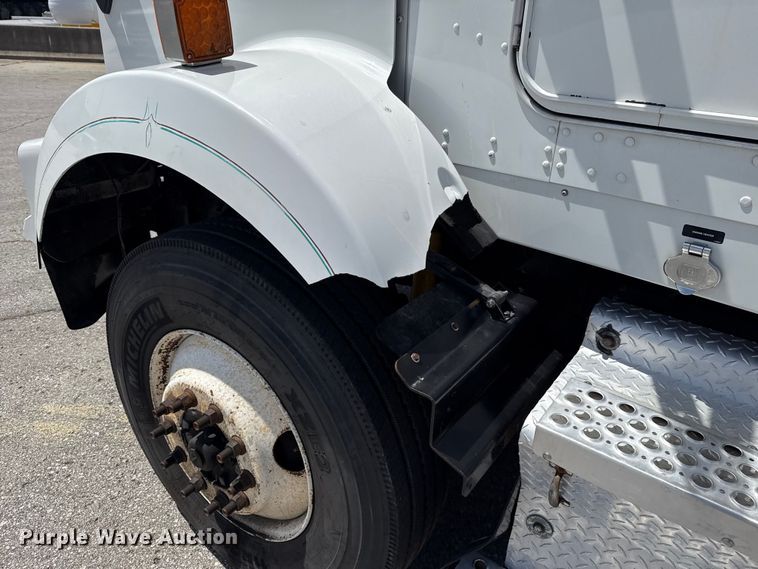 image for item ET6042 2014 Kenworth T800 semi truck