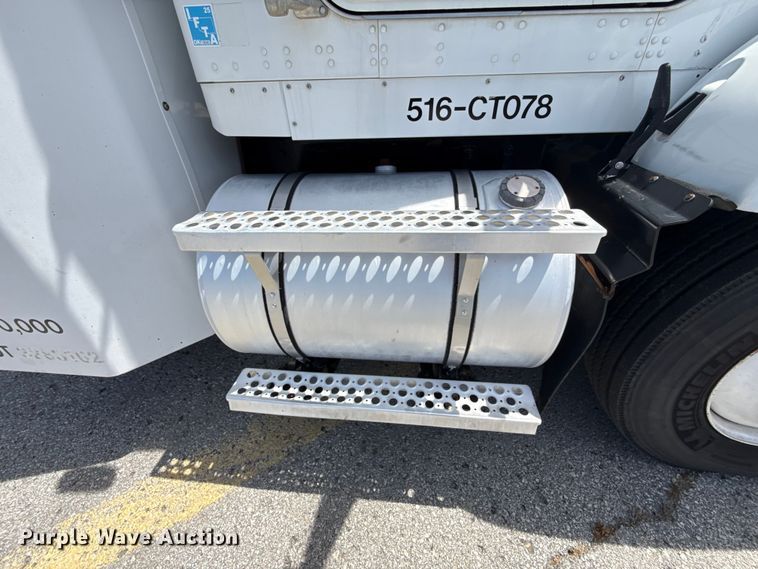 image for item ET6042 2014 Kenworth T800 semi truck