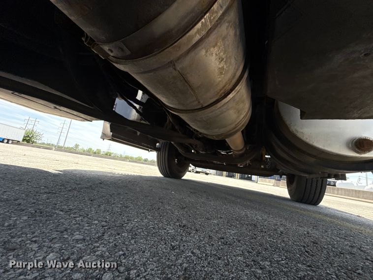 image for item ET6042 2014 Kenworth T800 semi truck