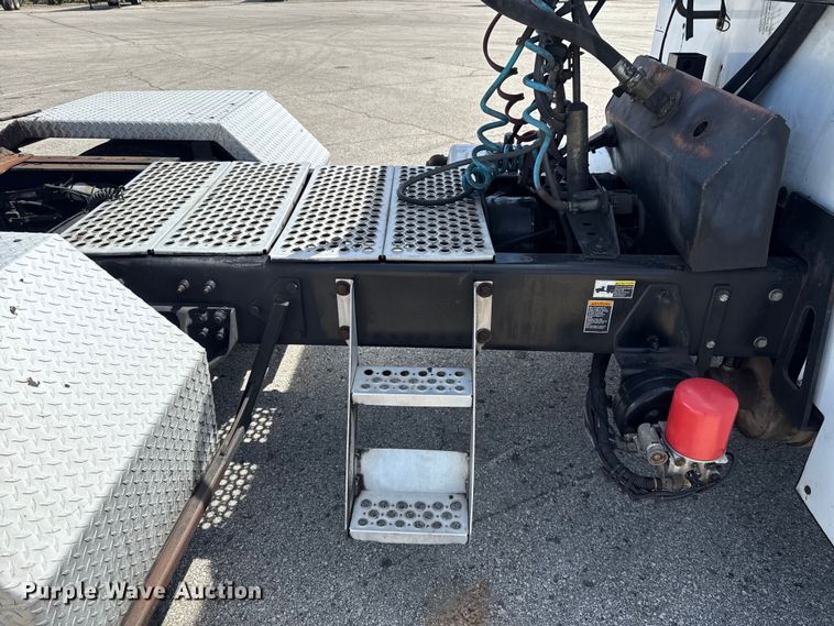 image for item ET6042 2014 Kenworth T800 semi truck