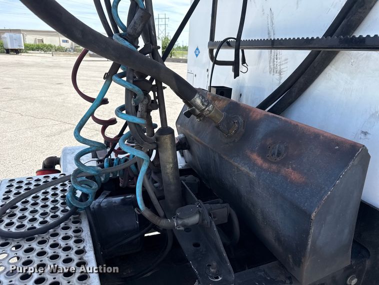 image for item ET6042 2014 Kenworth T800 semi truck