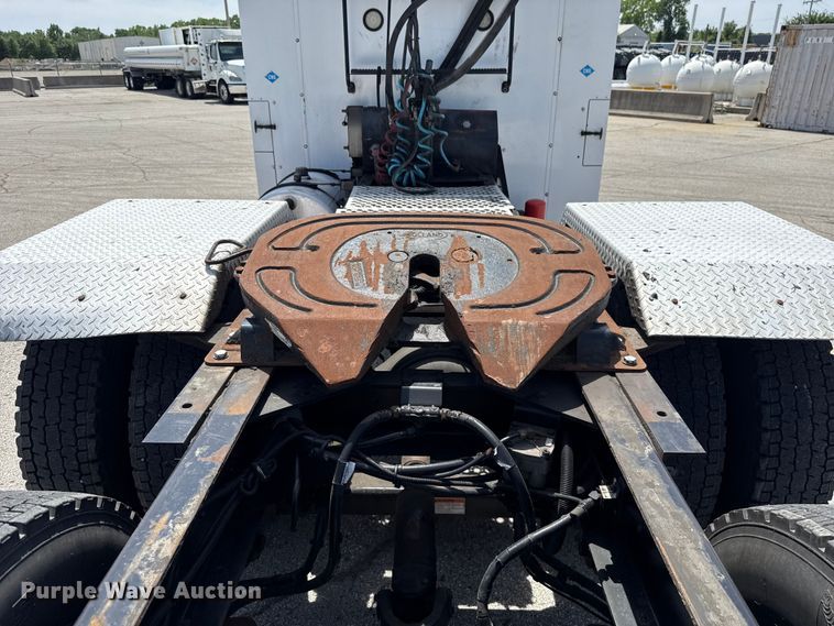 image for item ET6042 2014 Kenworth T800 semi truck