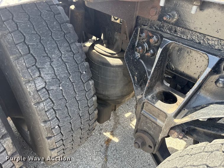 image for item ET6042 2014 Kenworth T800 semi truck