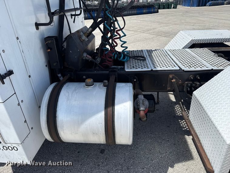 image for item ET6042 2014 Kenworth T800 semi truck