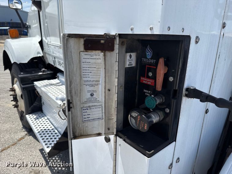 image for item ET6042 2014 Kenworth T800 semi truck