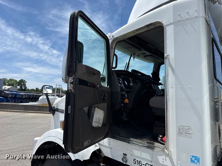 image for item ET6042 2014 Kenworth T800 semi truck