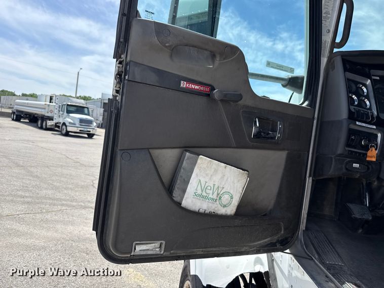 image for item ET6042 2014 Kenworth T800 semi truck