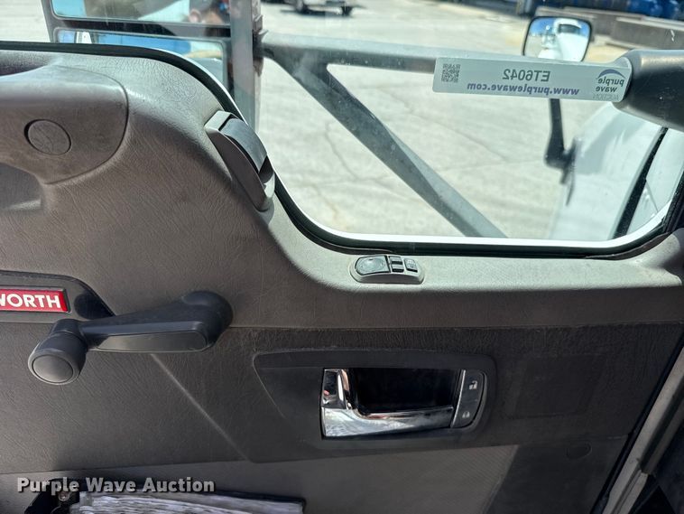 image for item ET6042 2014 Kenworth T800 semi truck