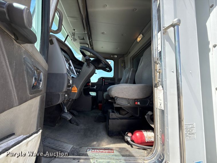 image for item ET6042 2014 Kenworth T800 semi truck