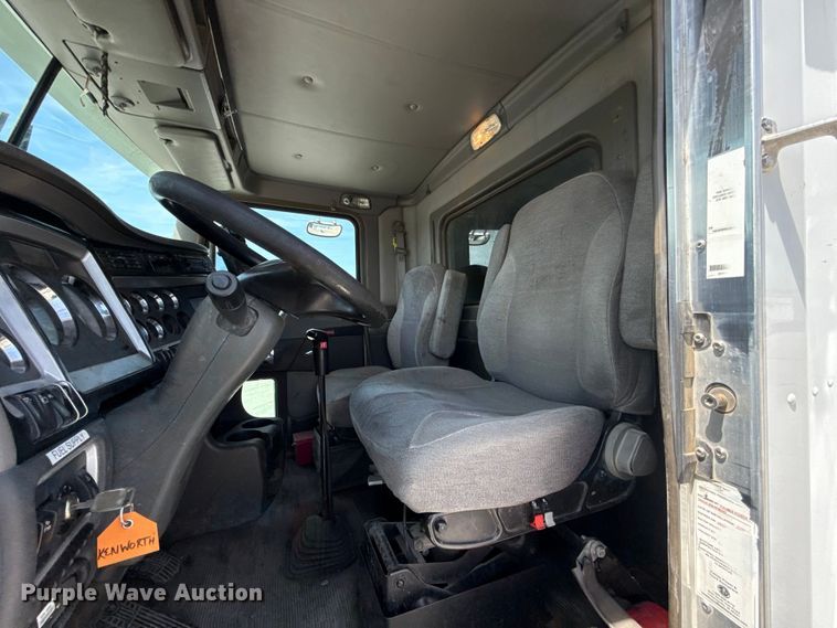 image for item ET6042 2014 Kenworth T800 semi truck