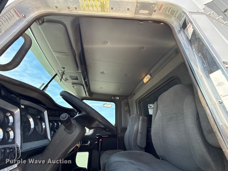 image for item ET6042 2014 Kenworth T800 semi truck